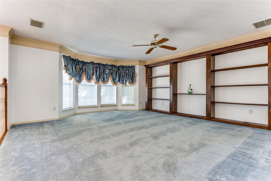 Building Photo - Room in House on Lakepointe Ave