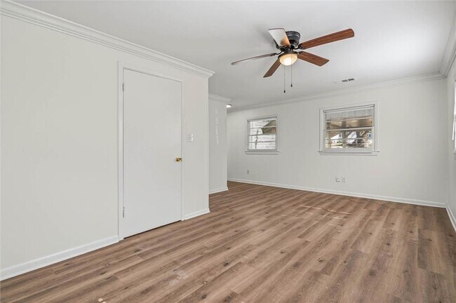 Building Photo - 5213 Pineview Ln S