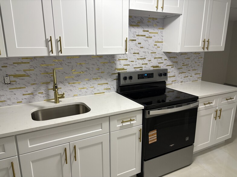 Kitchen - 39 E 52nd St