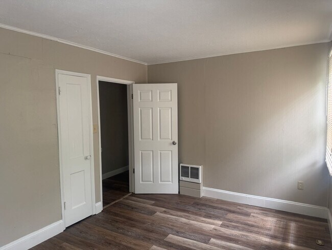 Building Photo - RARE CARSON LANE DUPLEX AVAILABLE