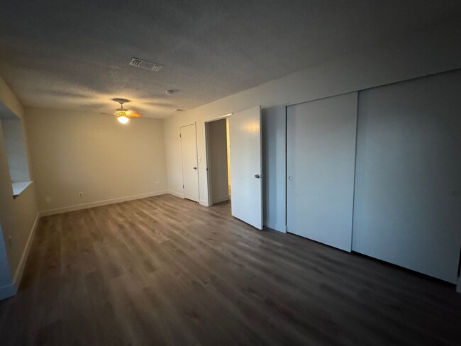 Building Photo - Newly Renovated Large Open Plan Home Avail...