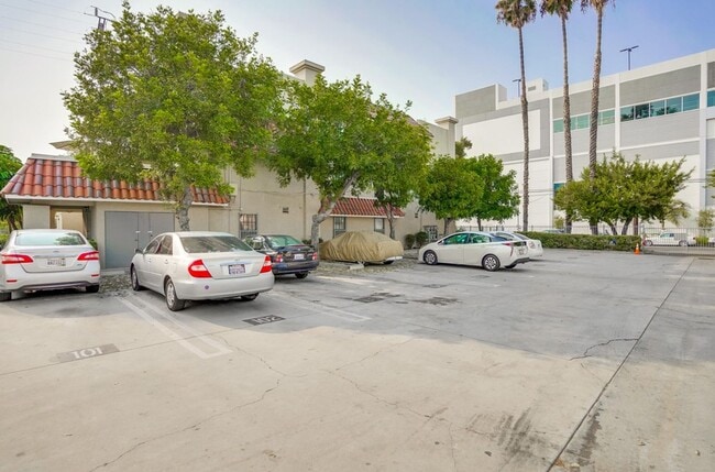 Building Photo - 3BD/2BA Apartment with Laundry In-Unit, Appliances, Tandem Parking & More | 1 MONTH FREE OAC