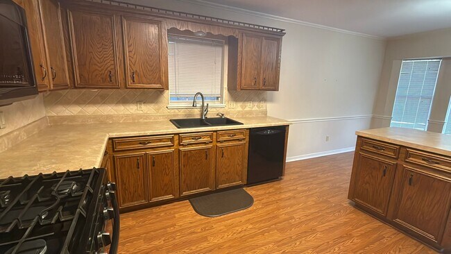 Building Photo - 2106 Middle Creek Blvd