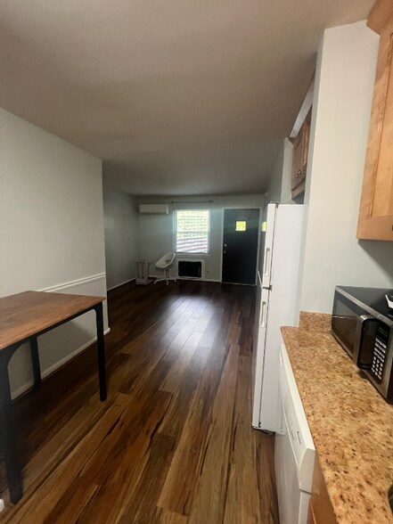 Building Photo - 860 Monroe Dr NE