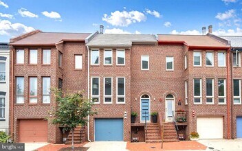 Building Photo - Logan Circle Beautifully Renovated Studio Apartment