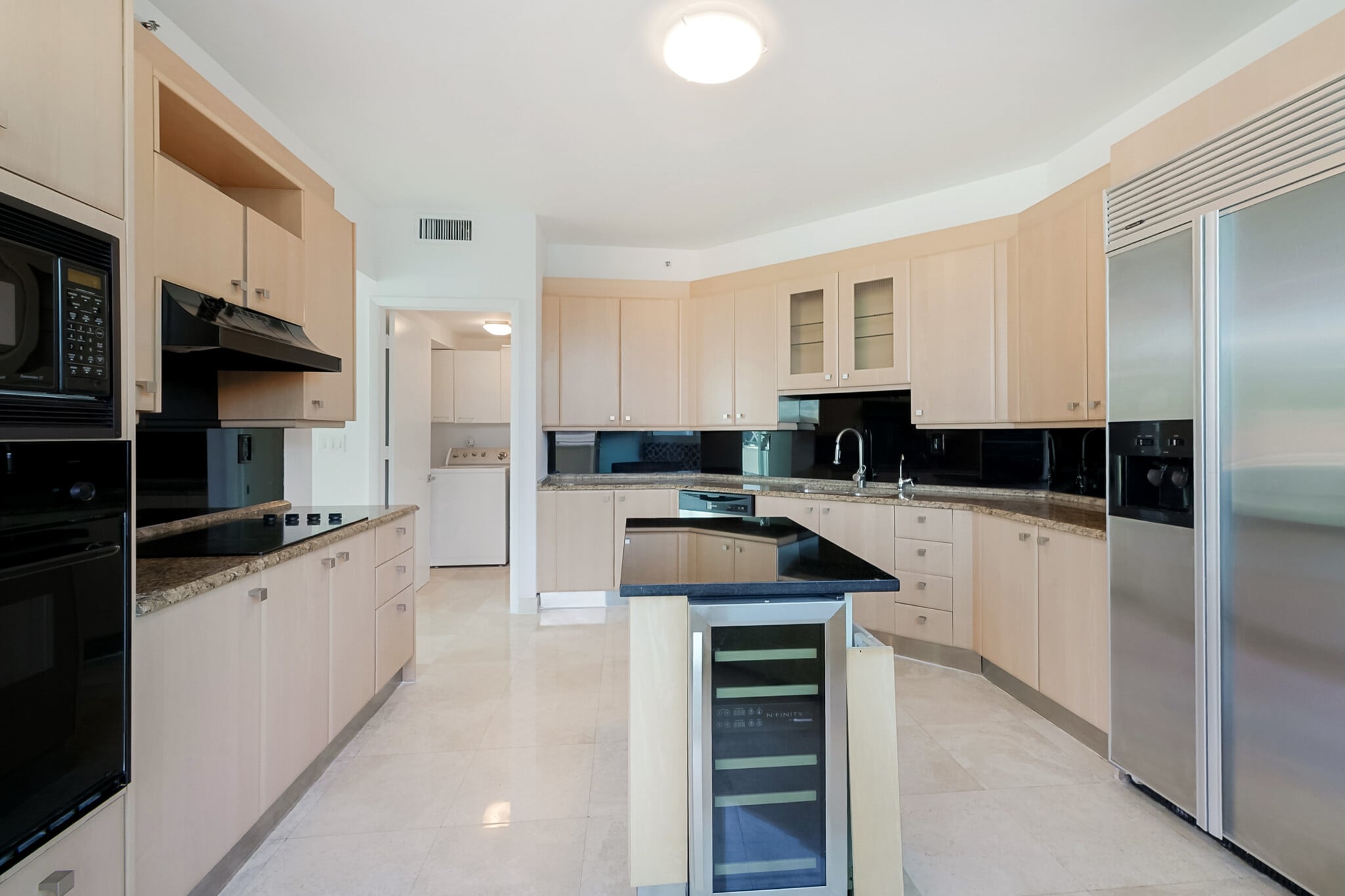 Kitchen - 300 S Pointe Dr