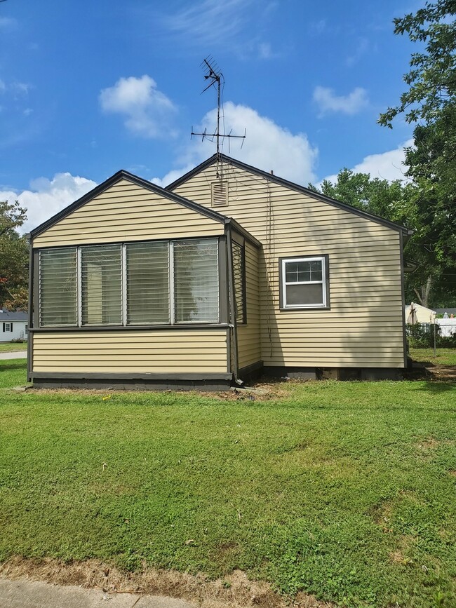 Building Photo - 3 Bedroom House w/garage