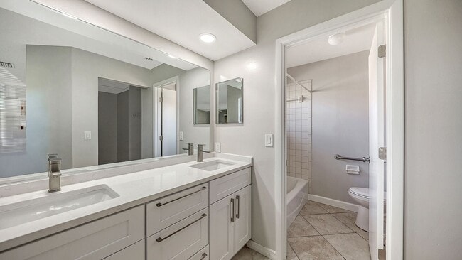 Building Photo - Renovated 2/2 Home with Garage in South Sarasota