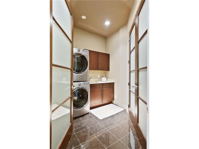 Building Photo - 555 Oak Ridge Pl