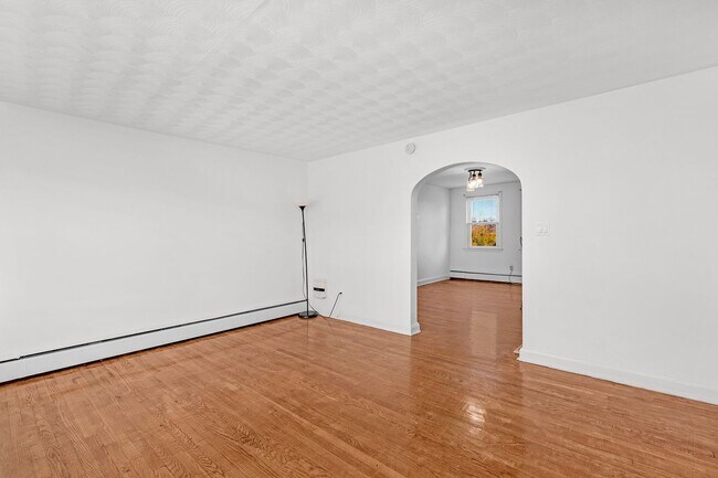 Building Photo - Charming 4-bedroom, 2-bath