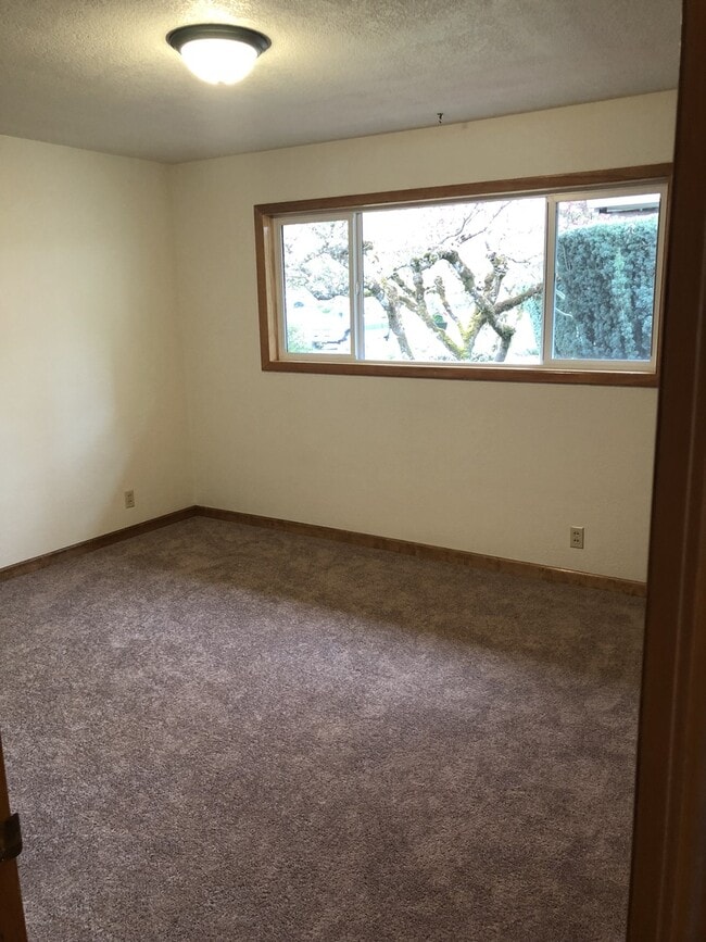 Building Photo - 800 NE 15th St