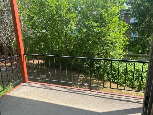Building Photo - Cozy 2 Bedroom, 1 Bath Apartment with Balc...
