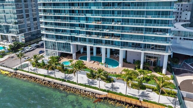 Building Photo - 700 NE 24th St