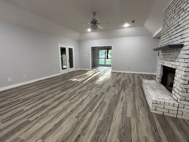 Building Photo - SPACIOUS HOME WITH FLEX ROOM