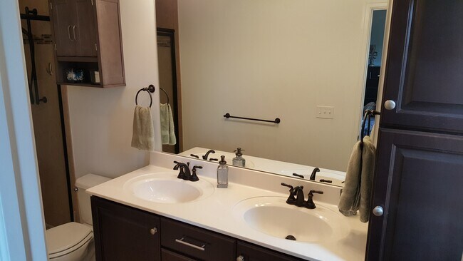 Building Photo - Robinson - LARGE 3 Bedroom End Unit House - Minutes from 376 W Robinson