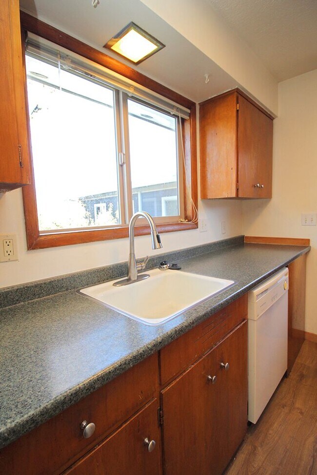 Building Photo - 3200-3236 SW Marigold St