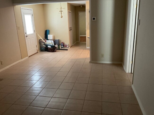 Building Photo - Three Bed/Two Bath with Personality and Charm