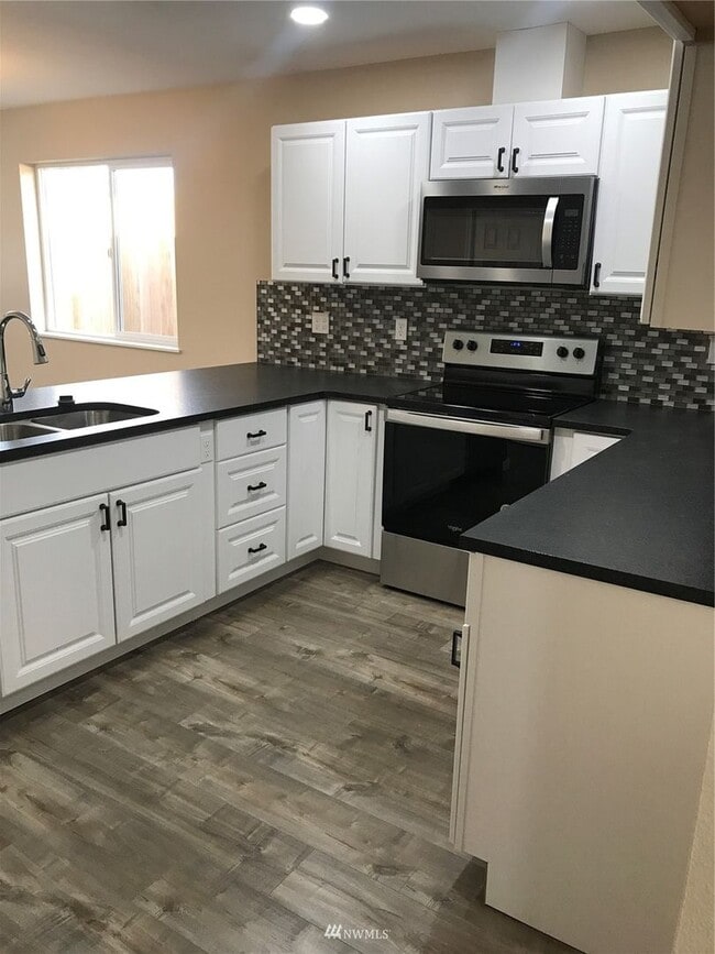 Building Photo - 3-Bedroom Home with Garage and Fenced Yard...