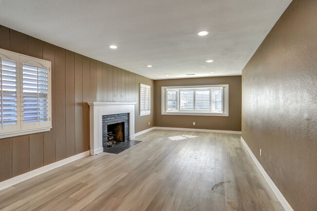 Building Photo - 1109 N Holmar Ave