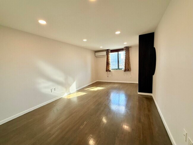 Building Photo - 205 10th St