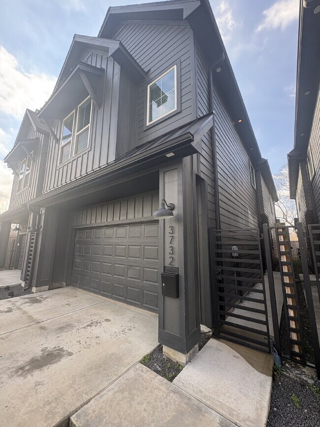 Building Photo - Beautifully appointed home centrally located in Houston, TX