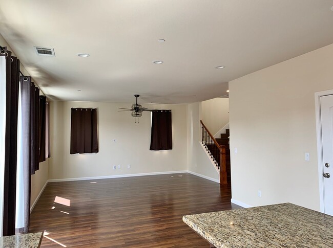 Building Photo - 4 Bedroom Home in Hollister