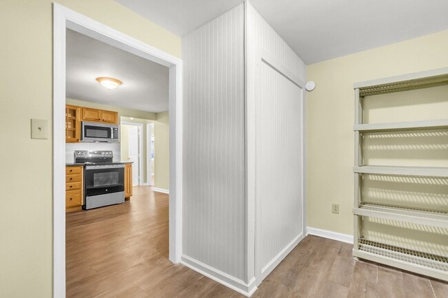 Building Photo - Charming 2 bedroom 1 bathroom home availab...