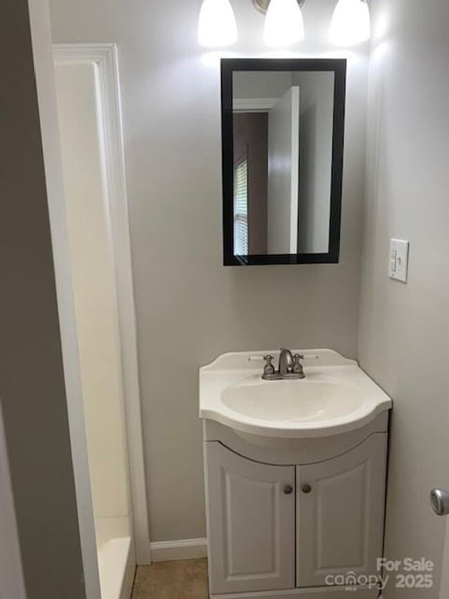 Building Photo - Move-In Ready 3BR/2BA with New Appliances ...