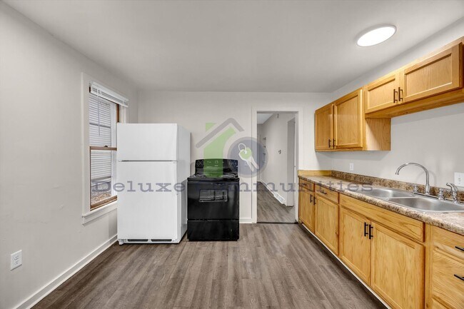 Building Photo - Spacious 4 Bedroom- Whole Home!