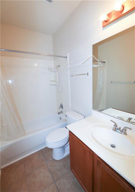 Building Photo - 611 Zennia St