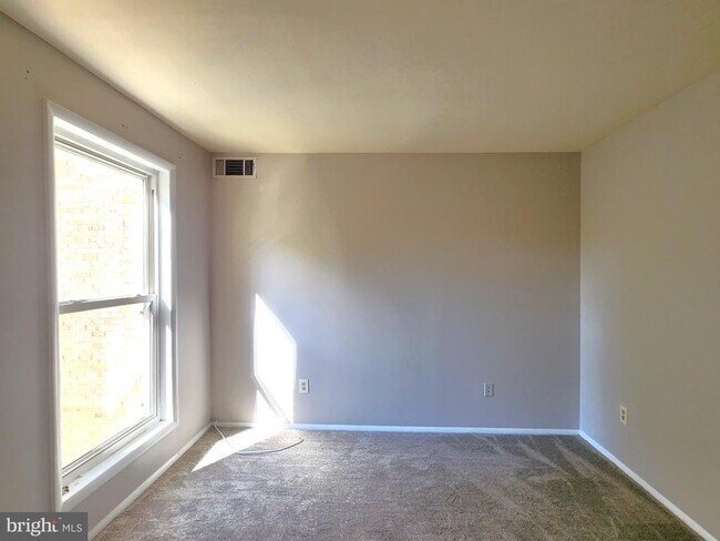 Building Photo - 11915 Parklawn Dr