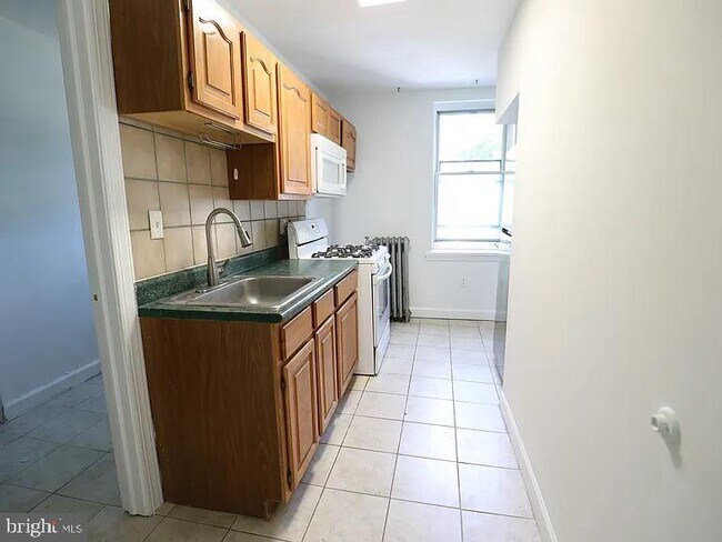 Building Photo - 2400 E Dauphin St