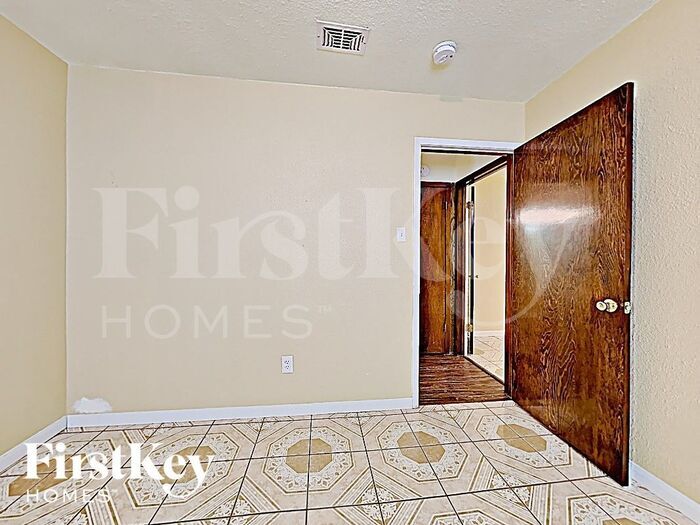 Building Photo - 2405 Laredo Ct