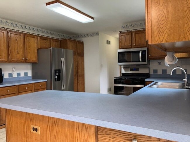 Building Photo - Spacious 4 bedroom, 2.5 Bath Two Story Home