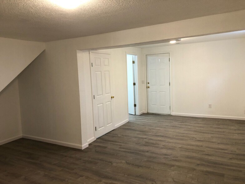 Building Photo - 5206 Chippendale Ln