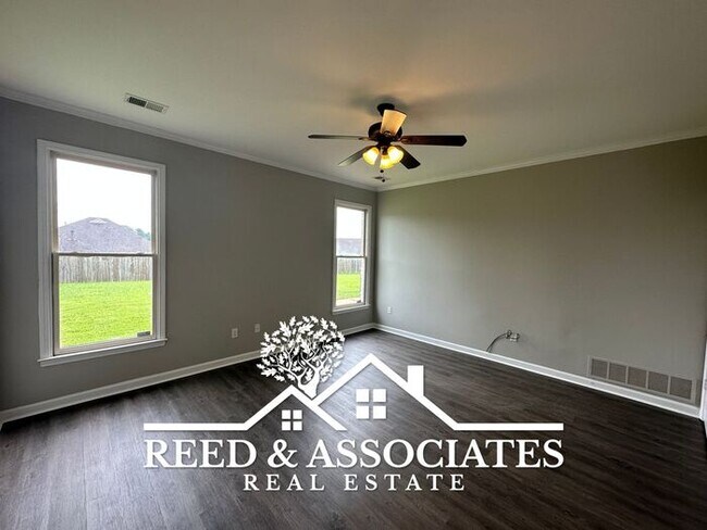 Building Photo - 4 Bedrooms in Southaven!