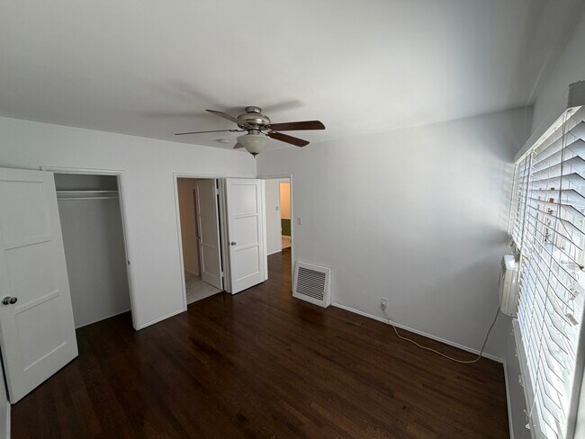Building Photo - 124 N Beachwood Dr