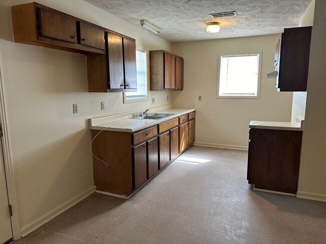 Building Photo - 465 Otis Dr
