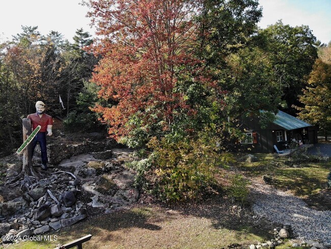 Building Photo - 9 Adirondack Memories Lane