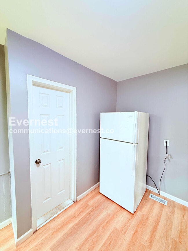 Building Photo - 3 Bed/1 Bath Home with Off-Street Parking / Pet-Friendly / Available Now!