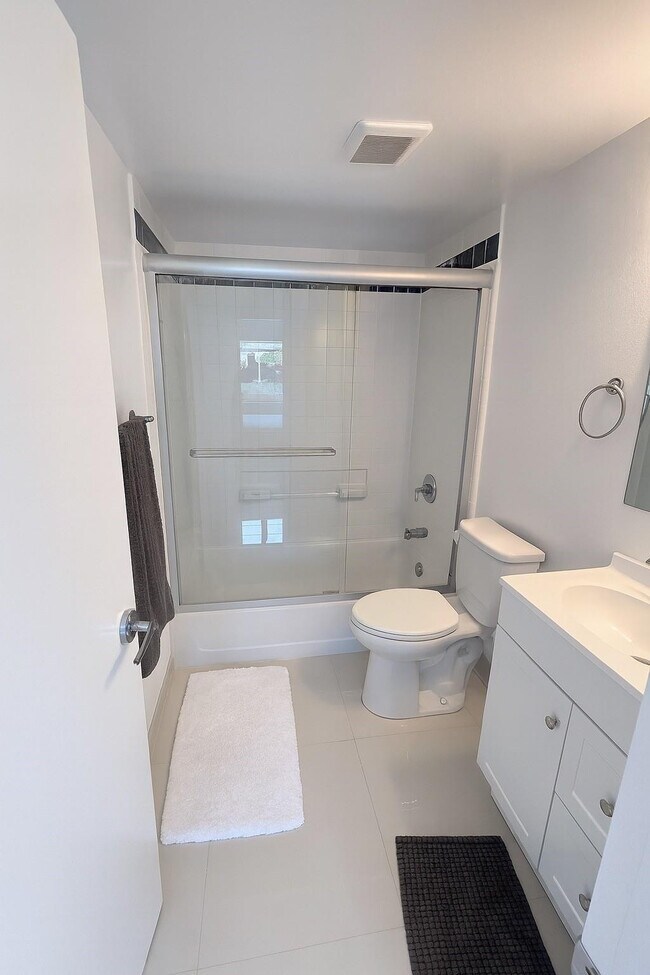 Building Photo - 916 NE 27th Ave