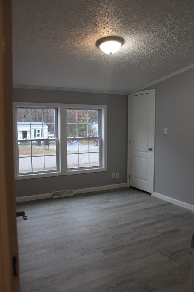 Building Photo - 6 Laura Ln