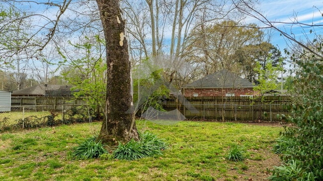 Building Photo - 2013 Independence St