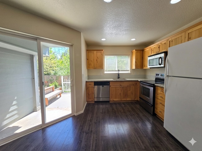 Building Photo - 3/2.5 Townhome with walking trails outside backyard!