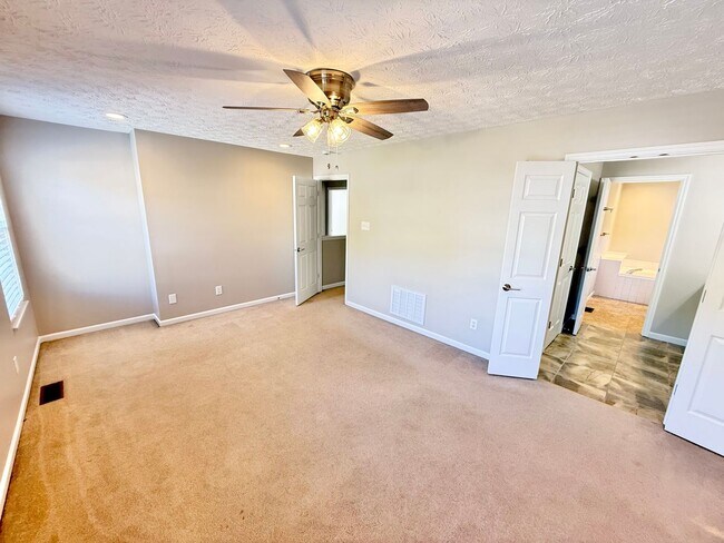 Building Photo - West Knoxville 37932 - 4 bedroom, 2.5 bath home - Contact Tanner Fee (865) 850-5103