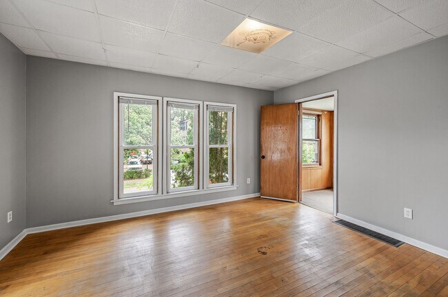 Building Photo - Cute 2BR 1 Bath Apartment Available 8/15