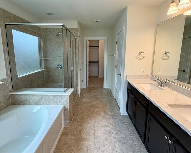 Building Photo - 14004 Hedera Dr