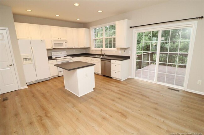 Building Photo - 8120 Upper Lake Dr