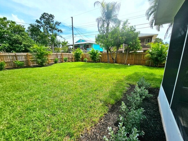 Building Photo - 3 Bedroom 2 Bath in Riveria Bay of St. Pete