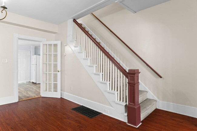 Building Photo - 1348 E 6th St